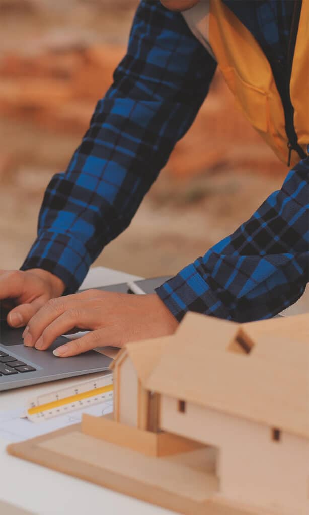 Bauingenieur nutzt Laptop auf Baustelle