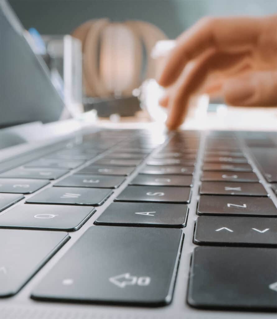 Frau bestätigt Eingabe auf ihrem Laptop