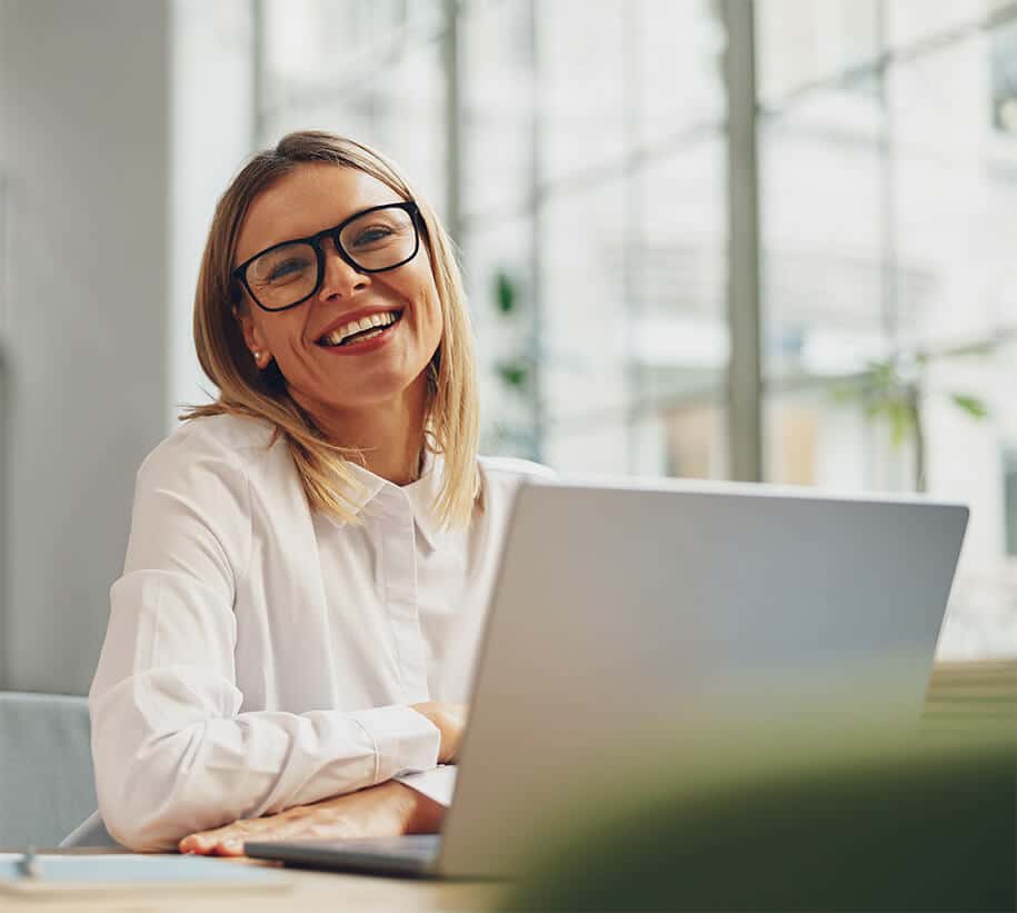 Freelancerin glücklich vor ihrem Laptop