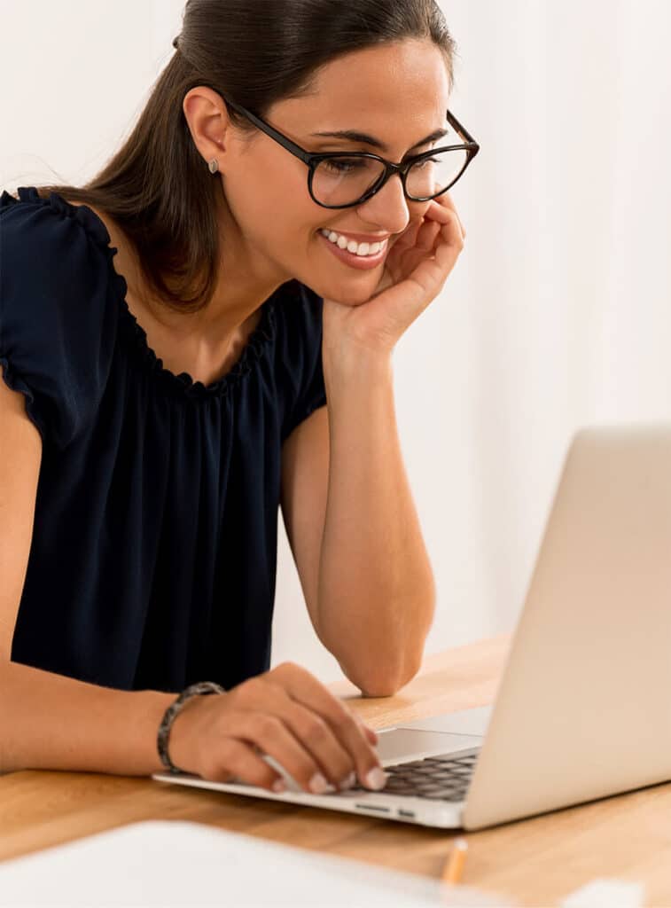 Lächelnde Frau nutzt ihr Laptop