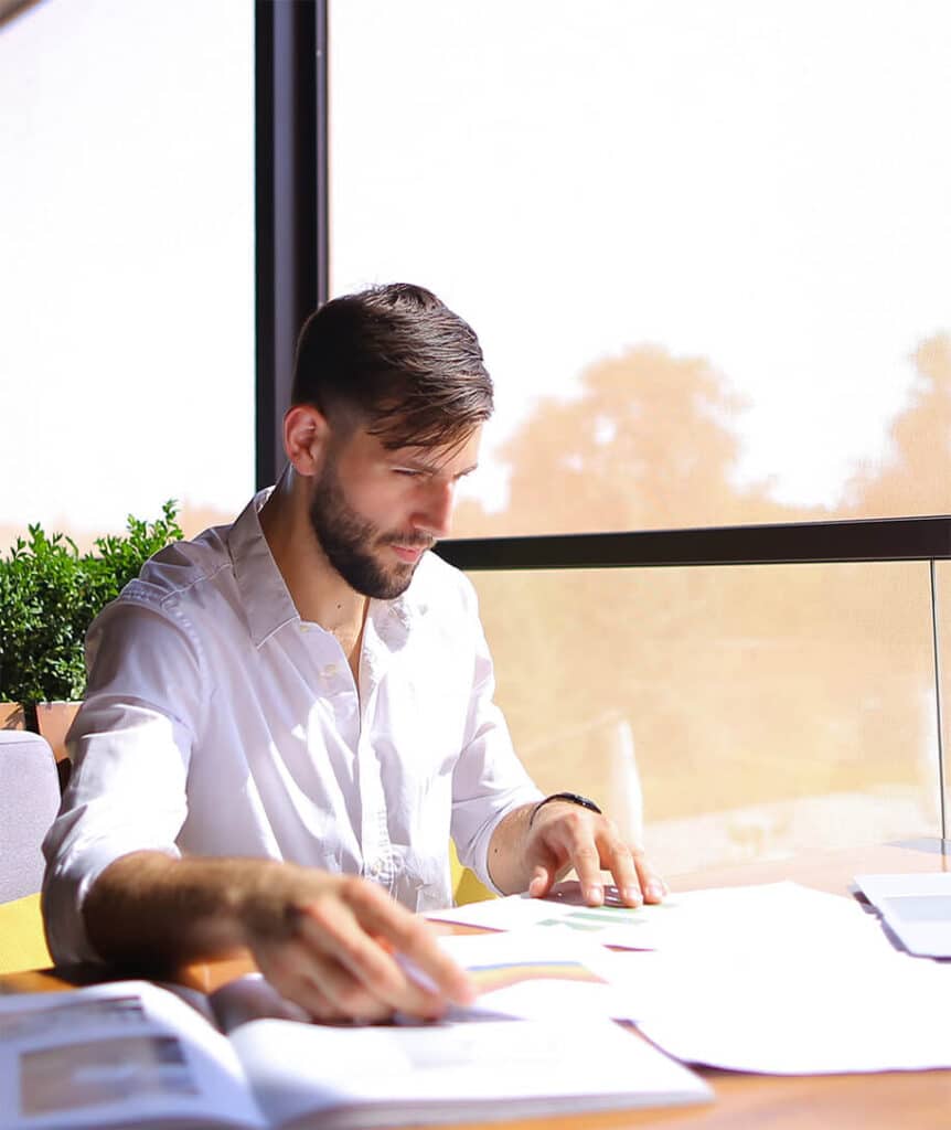 Mann arbeitet neben Panoramafenster