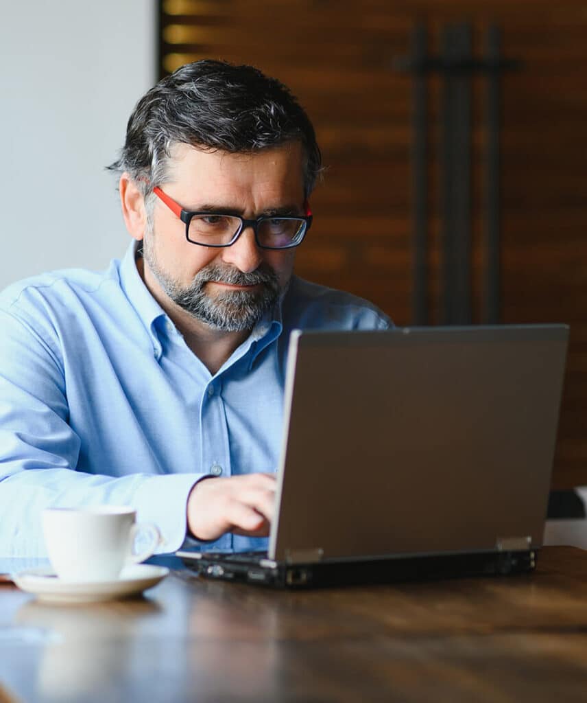 Mann nutzt Laptop im Büro