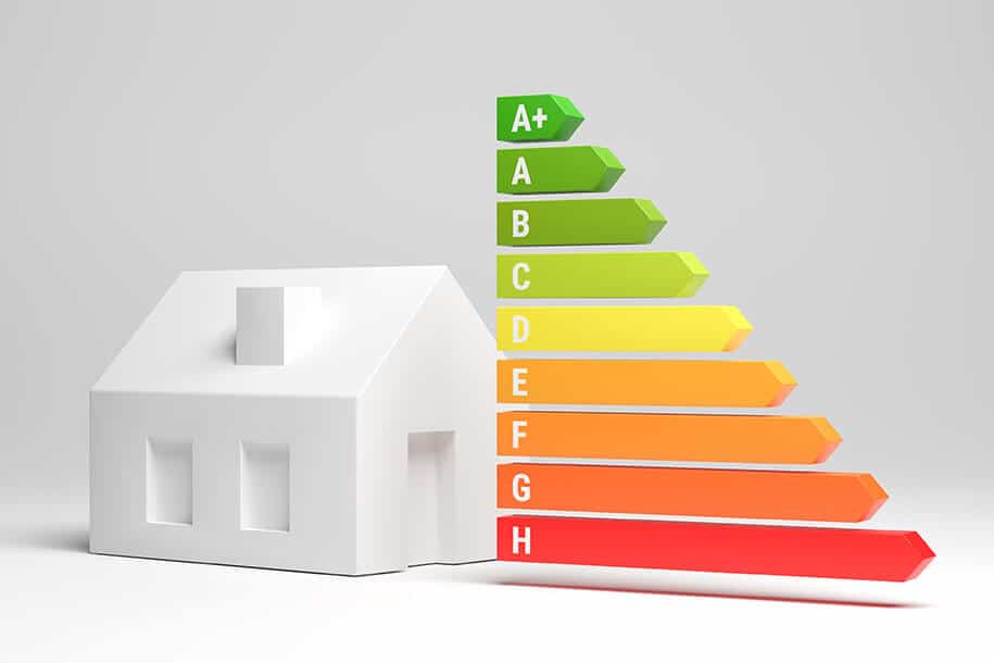 Energieffizienzbalken neben 3D-modelliertem Haus