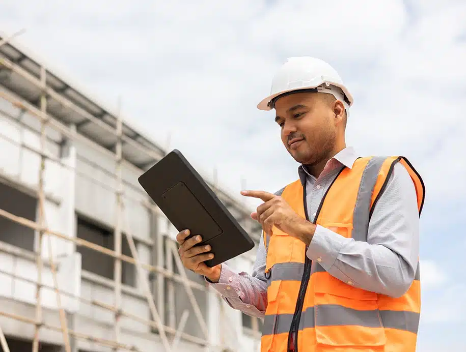 Ingenieur nutzt Tablet zur Überprüfung und Wartung einer Baustelle