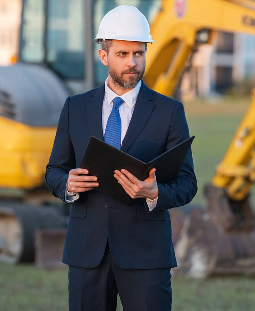 Bauherr mit Ordner auf Baustelle