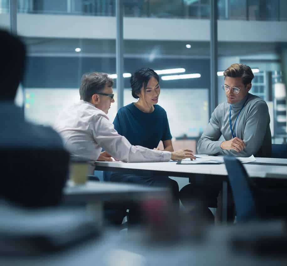 Entwickler im Raum eines Bürokomplexes