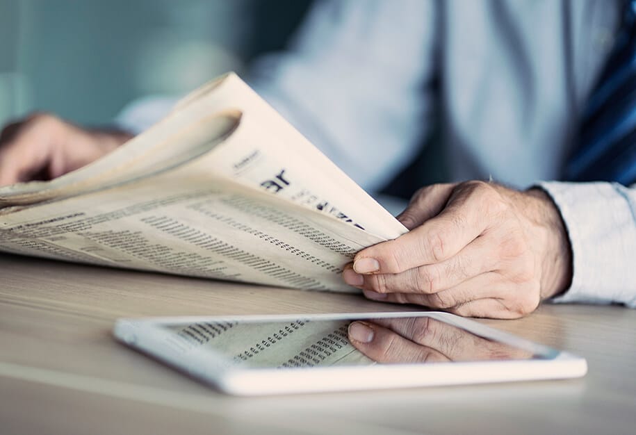 Mann schaut auf die Zeitung