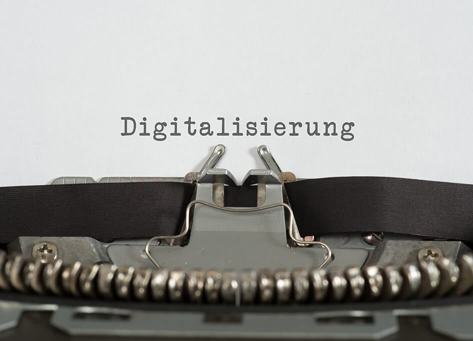 Schreibmaschine mit geschriebenem Text „Digitalisierung“